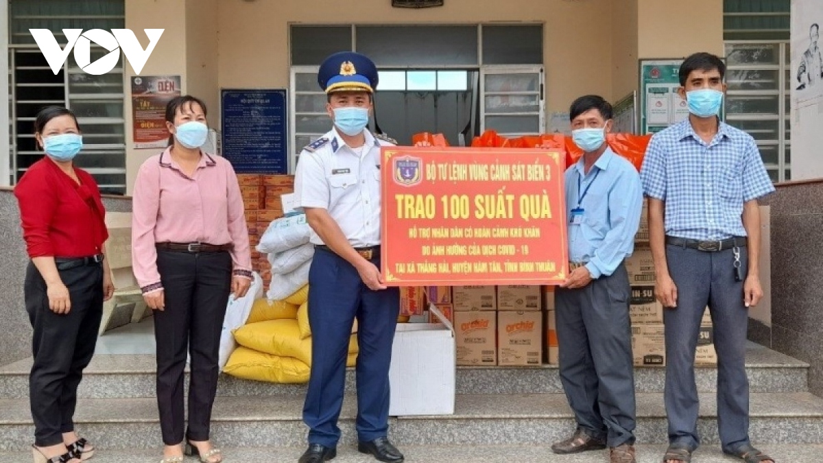 Vùng Cảnh sát biển 3 gửi tặng 200 phần quà cho bà con vùng dịch Bình Thuận 
